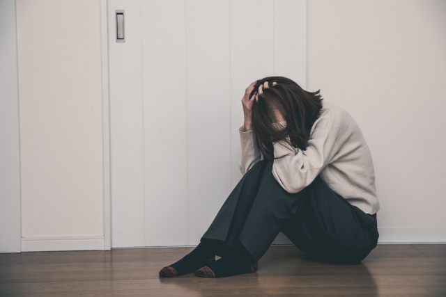 悩む女性の画像