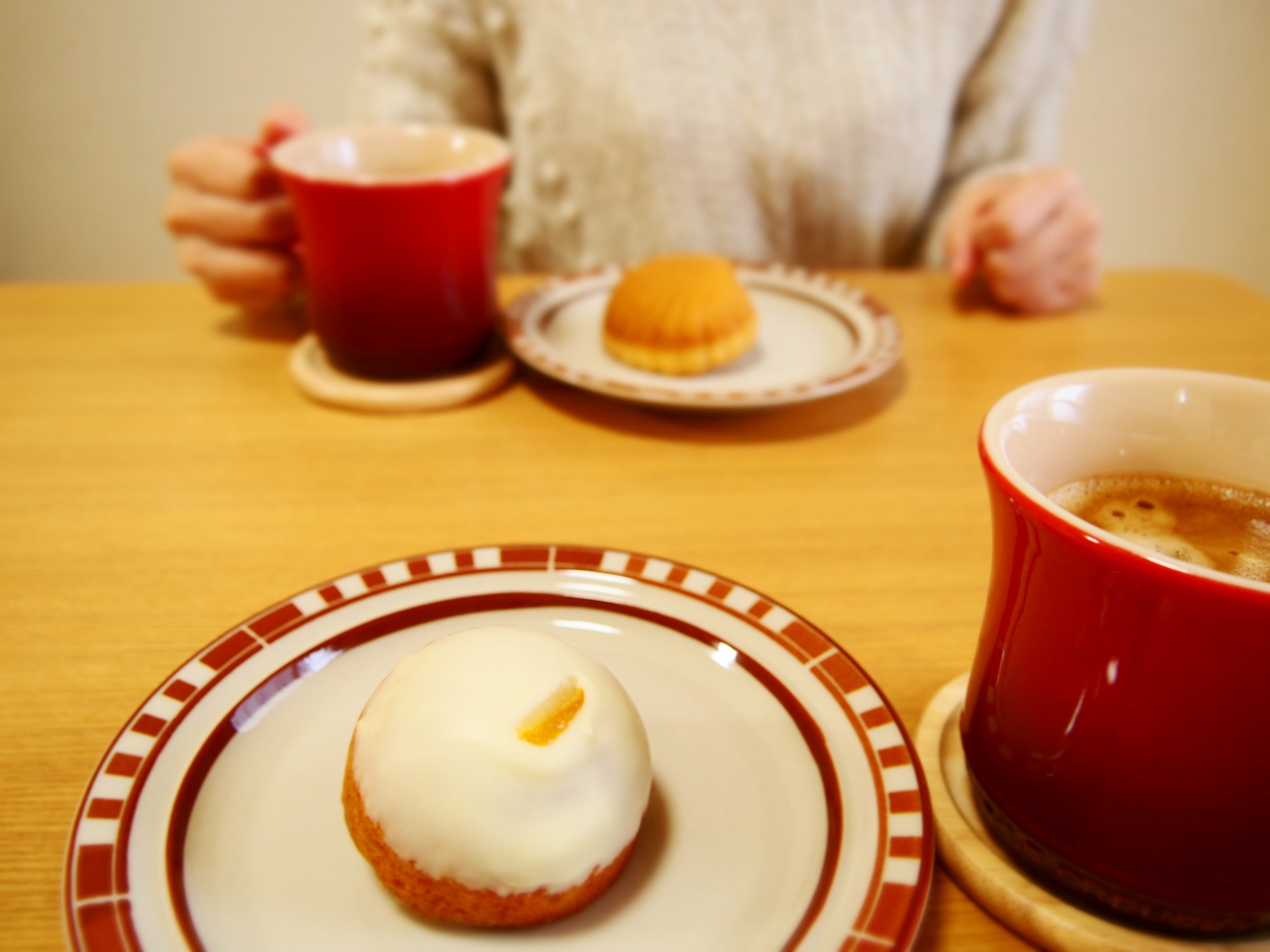 友人に相談している画像